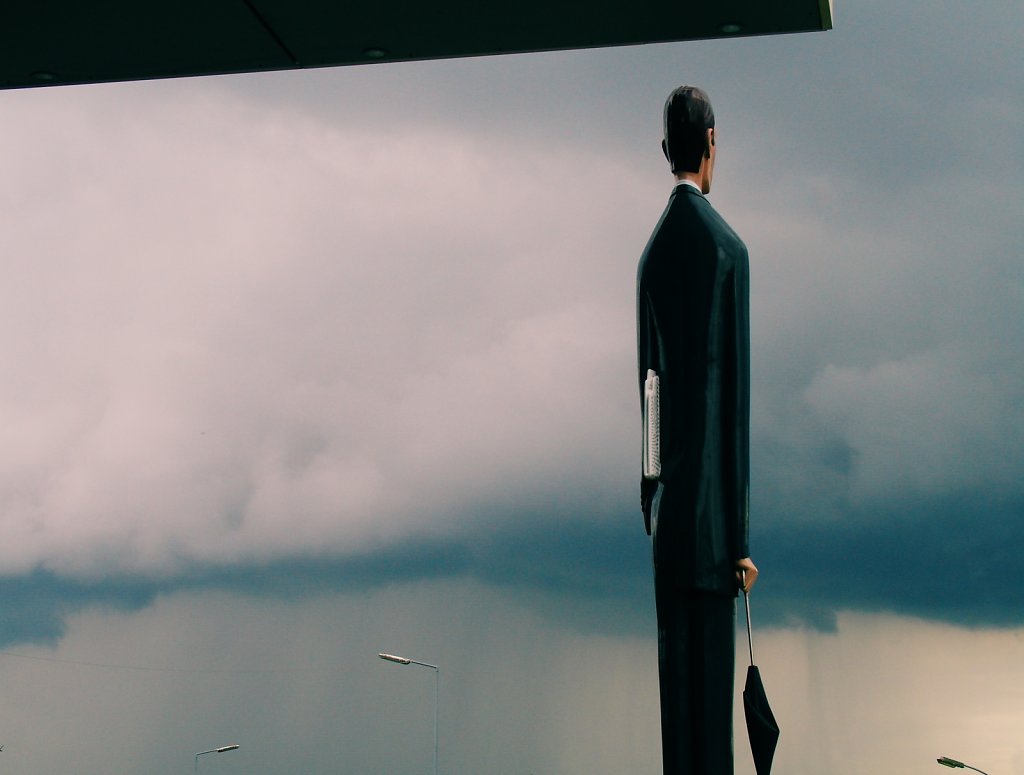 Le grand banquier statue, 2003